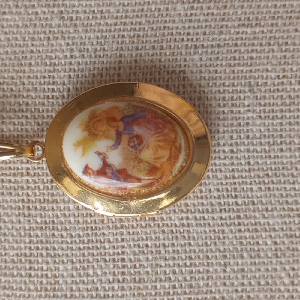 Romantic courting couple PORCELAIN PORTRAIT LOCKET NECKLACE VINTAGE